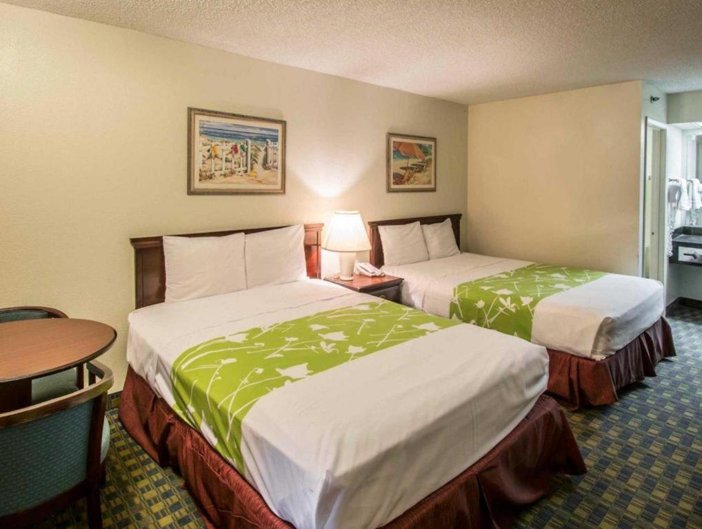 Quality Inn سيليبريشن المظهر الخارجي الصورة