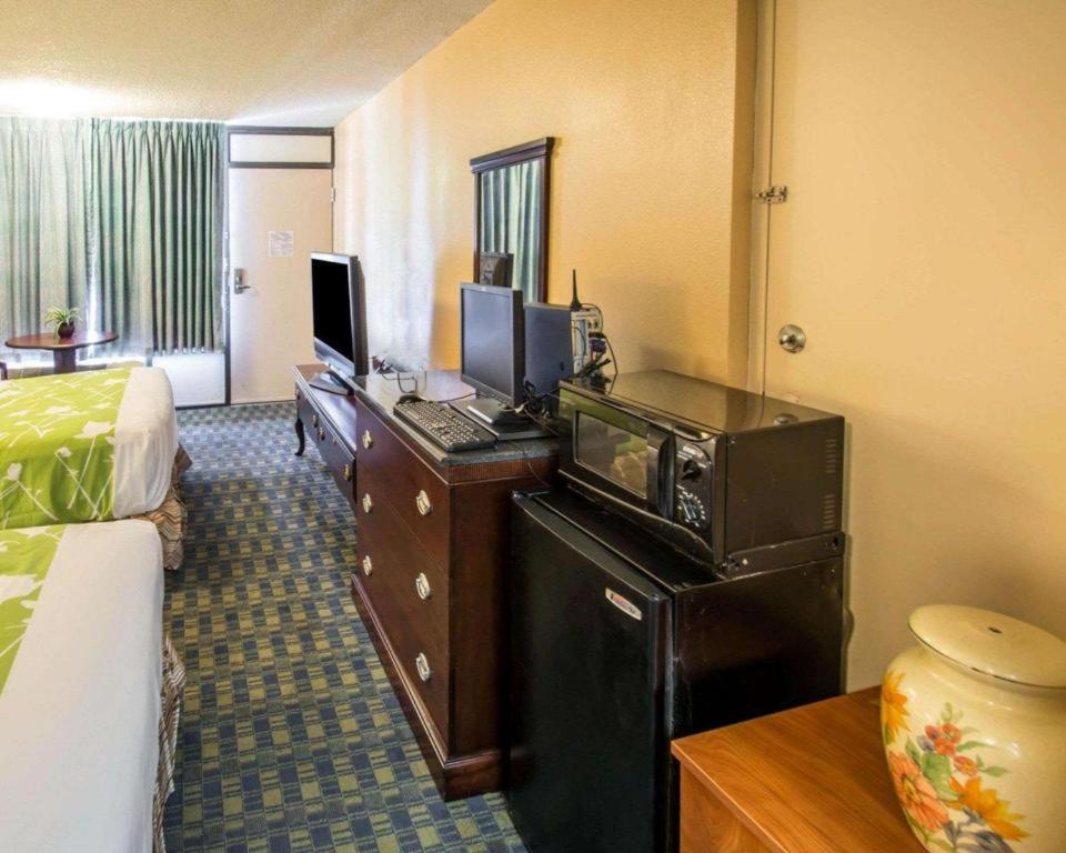 Quality Inn سيليبريشن المظهر الخارجي الصورة
