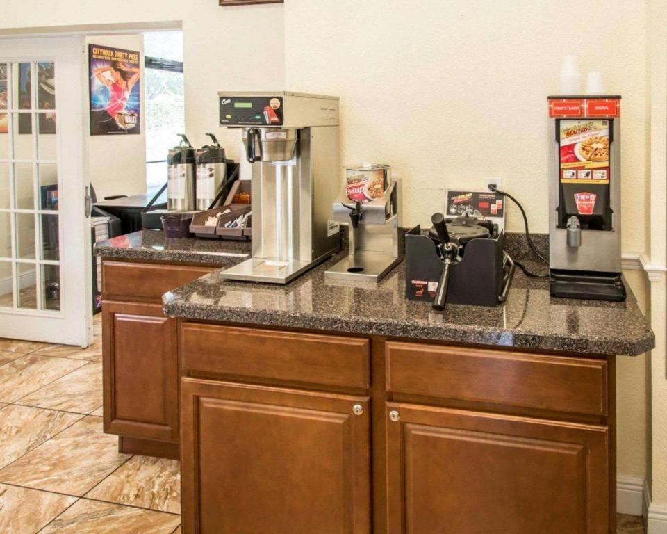 Quality Inn سيليبريشن المظهر الخارجي الصورة