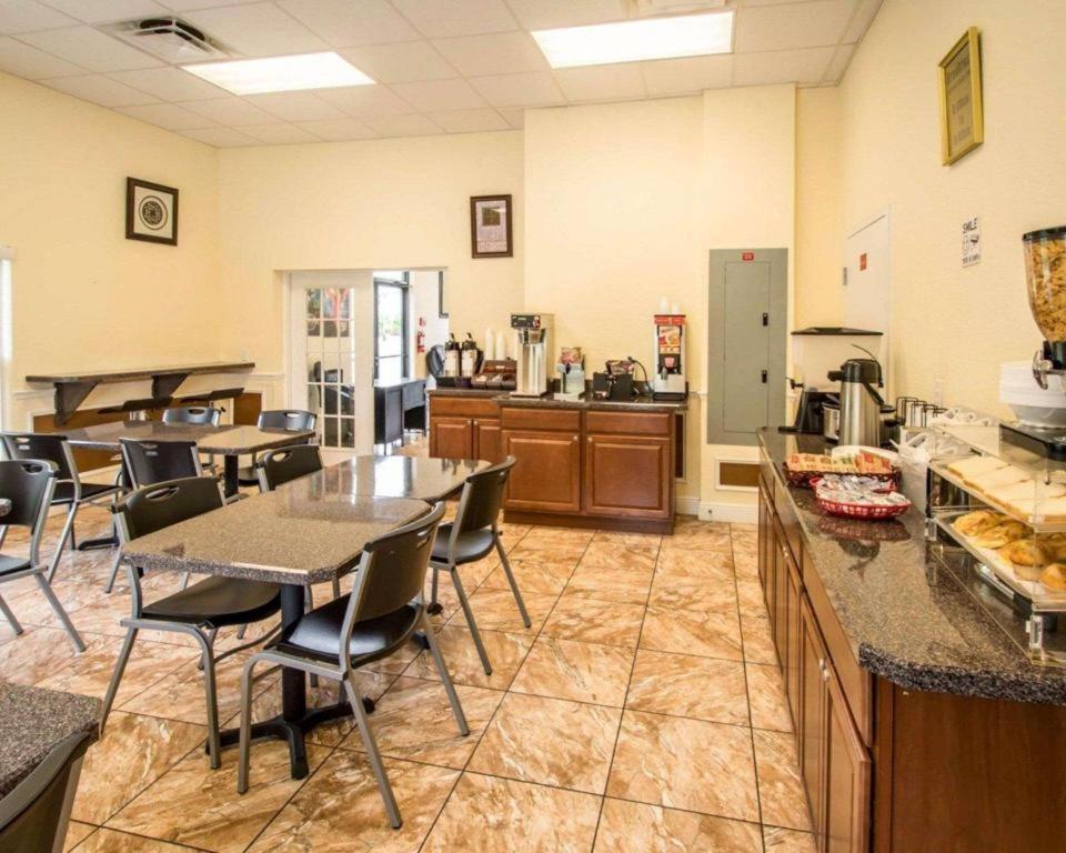 Quality Inn سيليبريشن المظهر الخارجي الصورة