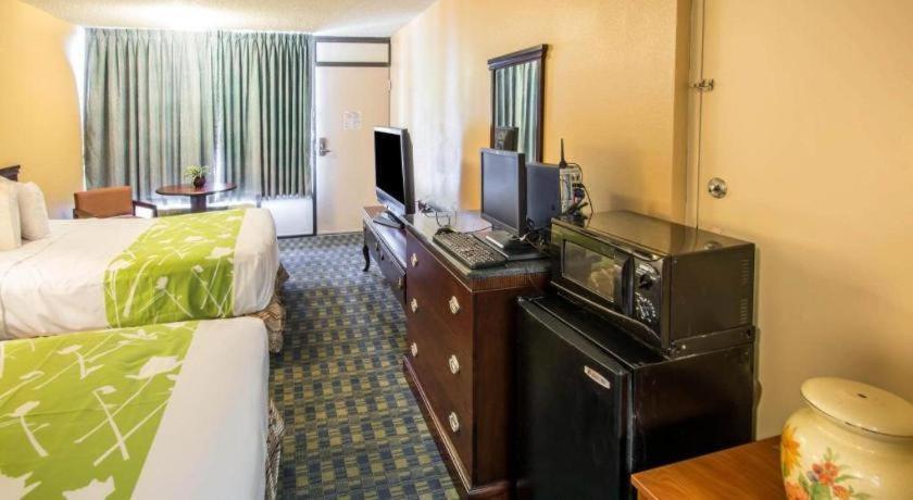 Quality Inn سيليبريشن المظهر الخارجي الصورة