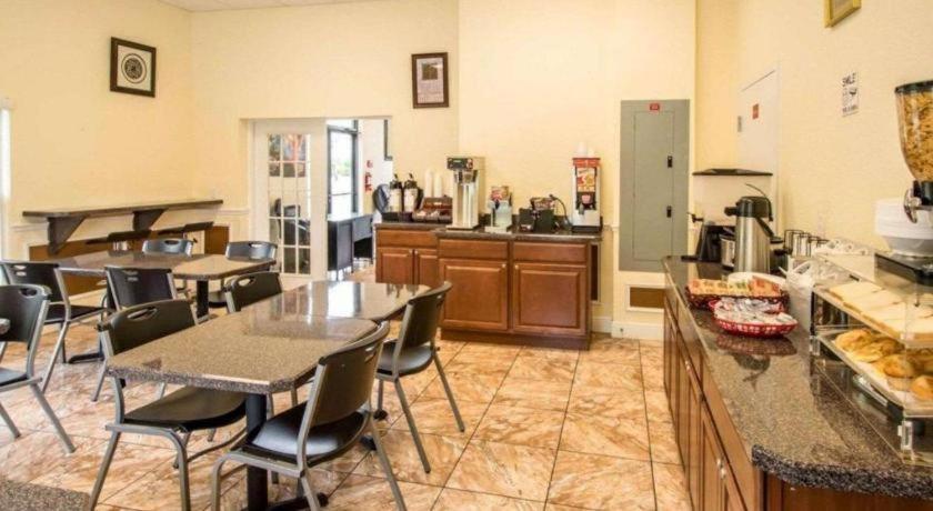 Quality Inn سيليبريشن المظهر الخارجي الصورة