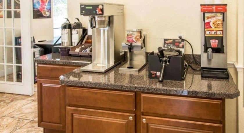 Quality Inn سيليبريشن المظهر الخارجي الصورة